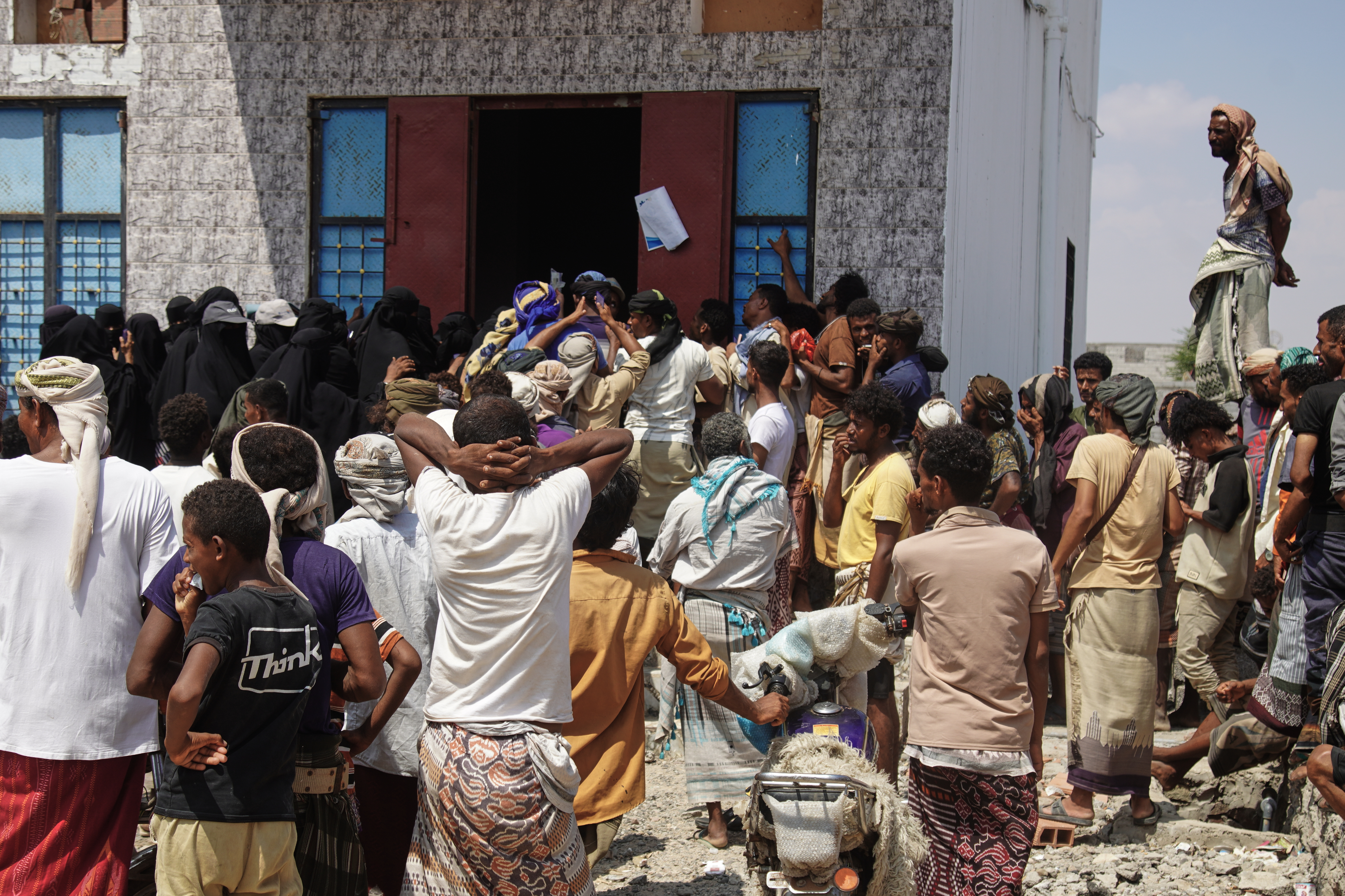 Displacement in Yemen tops 281,000 since August as fighting chokes aid routes into Taiz — Arab News